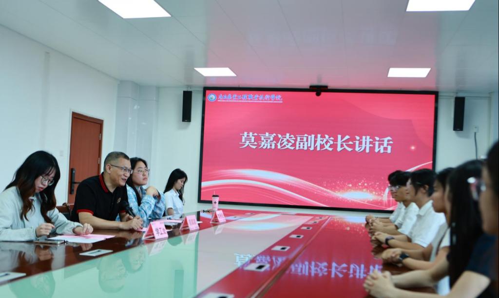 F2A8
